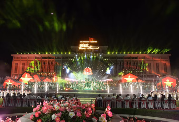 potal-tong-bi-thu-to-lam-du-chuong-trinh-nghe-thuat-dat-nuoc-tron-niem-vui-7984318.jpg