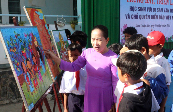 Giáo viên và học sinh Trường TH và THCS Đông Giang xem triển lãm tranh. Ảnh: Hồng Hiếu- TTXVN potal-binh-thuan-trien-lam-tranh-hoc-sinh-voi-di-san-van-hoa-dia-phuong-va-chu-quyen-bien-dao-viet-nam-7970793.jpg
