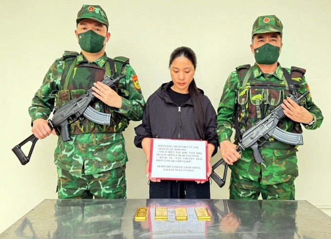Phạm Thị Vân Anh, SN 1984, trú tại khu Nam Thọ (phường Trà Cổ, thành phố Móng Cái, tỉnh Quảng Ninh) cùng tang vật là 4kg vàng tại cơ quan chức năng. Ảnh: TTXVN potal-quang-ninh-bat-vu-van-chuyen-trai-phep-4kg-vang-qua-bien-gioi-7983630.jpg