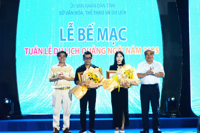 Ban tổ chức trao tặng Bằng khen của Chủ tịch Ủy ban nhân dân tỉnh Quảng Ngãi cho tổ chức và cá nhân có thành tích xuất sắc trong Tuần lễ Du lịch. Ảnh: Đinh Hương - TTXVN potal-be-mac-tuan-le-du-lich-tinh-quang-ngai-nam-2025-7979284.jpg