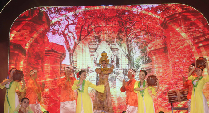 Chương trình nghệ thuật sân khấu hóa với chủ đề “Huyền thoại Mẹ xứ sở” tại lễ hội. Ảnh: Đặng Tuấn -TTXVN potal-khanh-hoa-khai-mac-le-hoi-thap-ba-ponagar-nam-2025-7979230.jpg