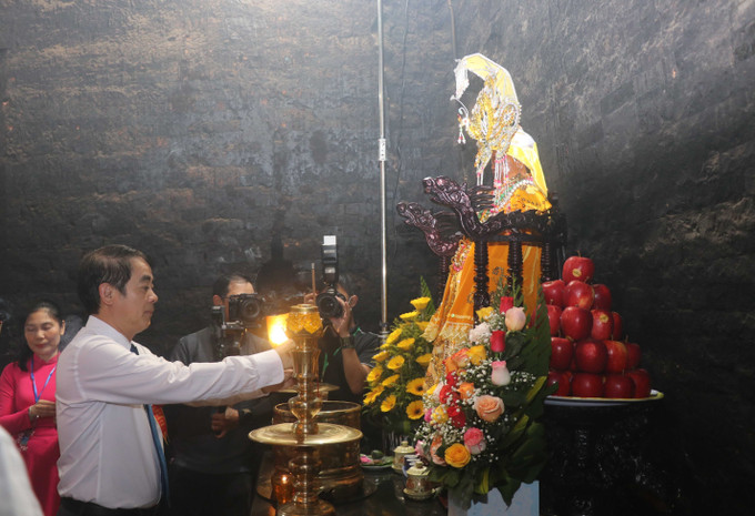 Bí thư Tỉnh ủy Khánh Hòa Nghiêm Xuân Thành thắp hương dâng Mẫu. Ảnh: Đặng Tuấn - TTXVN potal-khanh-hoa-khai-mac-le-hoi-thap-ba-ponagar-nam-2025-7979240.jpg