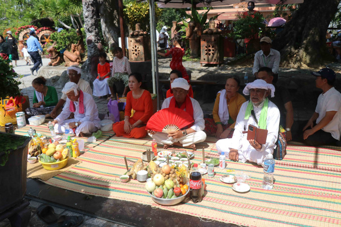 Nghi lễ cúng tế tại Tháp Bà Ponagar. Ảnh: Đặng Tuấn - TTXVN potal-khanh-hoa-khai-mac-le-hoi-thap-ba-ponagar-nam-2025-7979248.jpg
