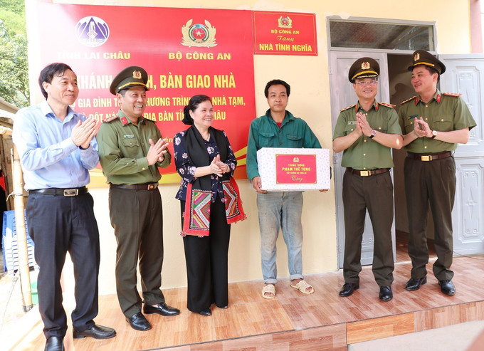 Lãnh đạo Bộ Công an và Lãnh đạo tỉnh Lai Châu trao nhà và quà cho hộ gia đình anh Lừu Văn Vượng (bản Mấn 2, xã Nậm Xe, huyện Phong Thổ). Ảnh: TTXVN phát potal-bo-cong-an-trao-66-ty-dong-ho-tro-tinh-lai-chau-xoa-nha-tam-nha-dot-nat-7993301.jpg