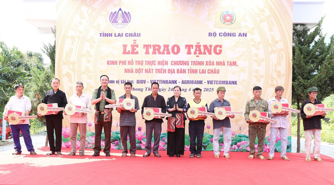 Trung tướng Phạm Thế Tùng, Thứ trưởng Bộ Công an cùng Bí thư Tỉnh ủy Lai Châu Giàng Páo Mỷ trao chìa khóa tượng trưng và quà cho các hộ gia đình xã Nậm Xe, huyện Phong Thổ. Ảnh: TTXVN phát potal-bo-cong-an-trao-66-ty-dong-ho-tro-tinh-lai-chau-xoa-nha-tam-nha-dot-nat-7993299.jpg