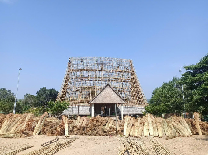 Nguyên vật liệu được tập kết, chuẩn bị từ một năm trước để sửa nhà rông. Ảnh: Hồng Điệp - TTXVN potal-thay-ao-moi-cho-nha-rong-kon-so-lal-gia-lai-7971069.jpg