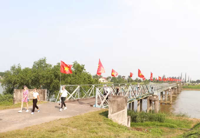 potal-cau-hien-luong-song-ben-hai-bieu-tuong-cho-khat-vong-thong-nhat-non-song-7971116.jpg