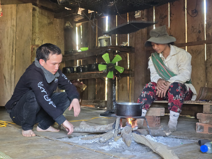 Anh A Nhanh (trái) ở xã Đăk Na (huyện Tu Mơ Rông, tỉnh Kon Tum) được giải cứu và trở về nhà sau khi bị lừa sang Campuchia với chiêu trò “việc nhẹ, lương cao”. Ảnh: Khoa Chương - TTXVN potal-loi-canh-tinh-tu-cam-bay-viec-nhe-luong-cao-7946594.jpg