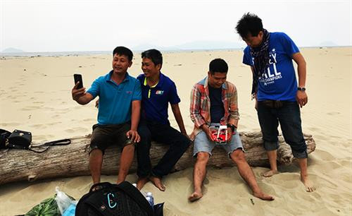 Nhóm du khách ghi lại hình ảnh kỷ niệm. Ảnh: Minh Hải Nhóm du khách ghi lại hình ảnh kỷ niệm. Ảnh: Minh Hải