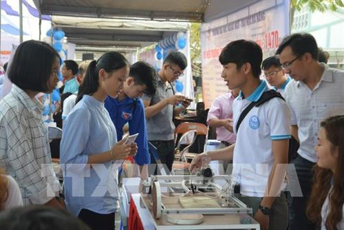 Tư vấn tuyển sinh đại học, cao đẳng cho thí sinh tại Trường Đại học Đà Nẵng. Ảnh: Đinh Văn Nhiều - TTXVN Tư vấn tuyển sinh đại học, cao đẳng cho thí sinh tại Trường Đại học Đà Nẵng. Ảnh: Đinh Văn Nhiều - TTXVN