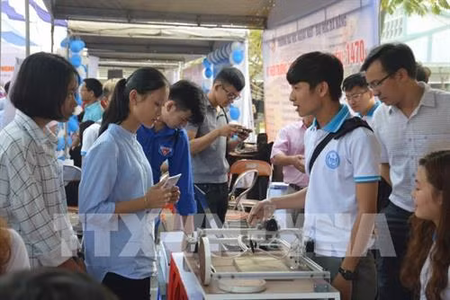 Tư vấn tuyển sinh đại học, cao đẳng cho thí sinh tại Trường Đại học Đà Nẵng. Ảnh: Đinh Văn Nhiều - TTXVN