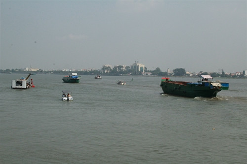 Lực lượng Cảnh sát giao thông và Thanh tra giao thông hướng dẫn các tàu qua khu vực cầu Ghềnh. Lực lượng Cảnh sát giao thông và Thanh tra giao thông hướng dẫn các tàu qua khu vực cầu Ghềnh.