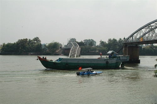 Lực lượng Cảnh sát giao thông và Thanh tra giao thông đang hướng dẫn các tàu qua khu vực cầu Ghềnh (Ảnh chụp lúc 9 giờ 45 phút ngày 23/3). Lực lượng Cảnh sát giao thông và Thanh tra giao thông đang hướng dẫn các tàu qua khu vực cầu Ghềnh (Ảnh chụp lúc 9 giờ 45 phút ngày 23/3).