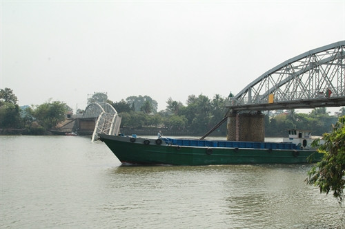 Tàu dưới 300 tấn bắt đầu được lưu thông qua cầu Ghềnh. (Ảnh chụp lúc 9 giờ 45 phút ngày 23/3). Tàu dưới 300 tấn bắt đầu được lưu thông qua cầu Ghềnh. (Ảnh chụp lúc 9 giờ 45 phút ngày 23/3).