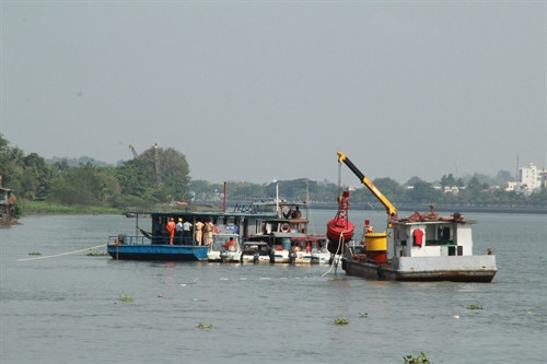 Cục Đường thủy nội địa Việt Nam và các đơn vị liên quan đang cắm phao báo hiệu để phân luồng sông để tàu thuyền qua cầu Ghềnh. Cục Đường thủy nội địa Việt Nam và các đơn vị liên quan đang cắm phao báo hiệu để phân luồng sông để tàu thuyền qua cầu Ghềnh.