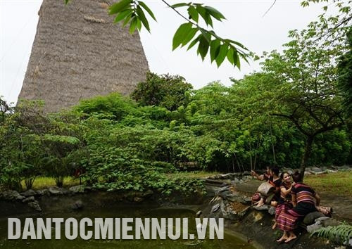 Các cô gái vui đùa bên suối đợi các chàng trai. Ảnh: Hoàng Hải