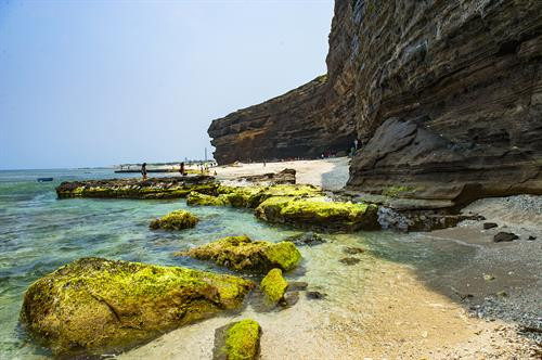 Hang Câu trên đảo Lý Sơn, một trong nhiều di sản địa chất độc đáo được tạo ra từ hoạt động phun trào dung nham của núi lửa. Ảnh: Minh Đức - TTXVN