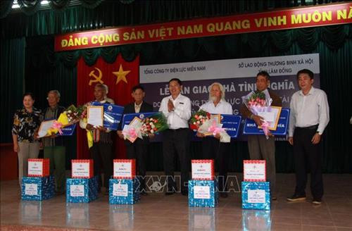 Lễ trao nhà tình nghĩa cho các hộ gia đình chính sách, gia đình có hoàn cảnh đặc biệt khó khăn trên địa bàn huyện Đam Rông (Lâm Đồng). Ảnh: Đặng Tuấn – TTXVN Lễ trao nhà tình nghĩa cho các hộ gia đình chính sách, gia đình có hoàn cảnh đặc biệt khó khăn trên địa bàn huyện Đam Rông (Lâm Đồng). Ảnh: Đặng Tuấn – TTXVN