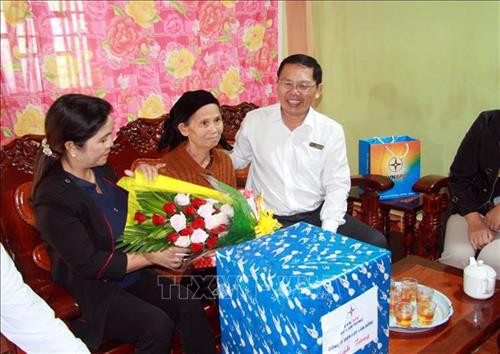 Bàn giao 15 nhà tình nghĩa cho các hộ gia đình chính sách, gia đình có hoàn cảnh đặc biệt khó khăn trên địa bàn huyện Đam Rông. Ảnh: Đặng Tuấn – TTXVN Bàn giao 15 nhà tình nghĩa cho các hộ gia đình chính sách, gia đình có hoàn cảnh đặc biệt khó khăn trên địa bàn huyện Đam Rông. Ảnh: Đặng Tuấn – TTXVN