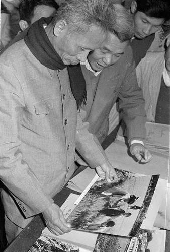 Thủ tướng Phạm Văn Đồng thăm phòng ảnh của Phân xã nhiếp ảnh (Thông tấn xã Việt Nam). Ảnh: TTXVN