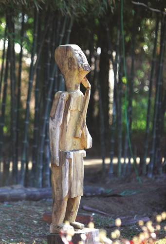 Pho tượng gỗ "Người đàn ông vác rựa"