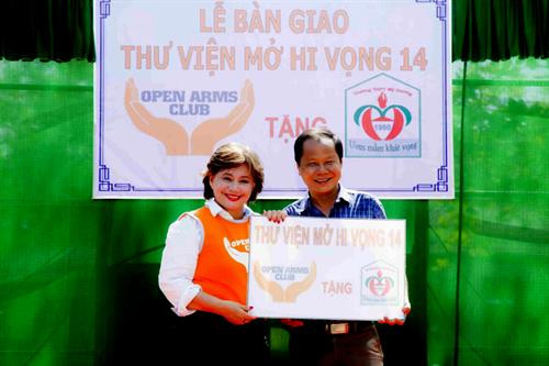 Lễ bàn giao thư viện mở hy vọng trong một hoạt động từ thiện của Câu lạc bộ Open Arms