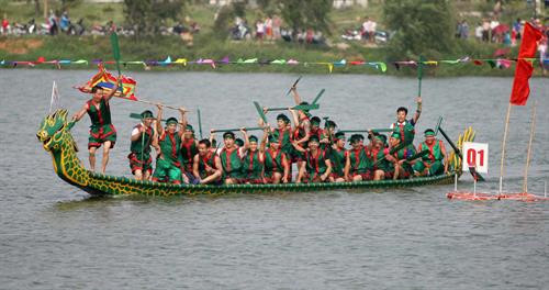 Đội xã Tuy Lộc, huyện Cẩm Khê đã xuất sắc giành chiến thắng và đoạt Cup vô địch. Ảnh: Thanh Tùng-TTXVN Đội xã Tuy Lộc, huyện Cẩm Khê đã xuất sắc giành chiến thắng và đoạt Cup vô địch. Ảnh: Thanh Tùng-TTXVN