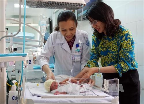 Lãnh đạo UBND Thành phố Hồ Chí Minh thăm cháu bé sau cuộc phẫu thuật thành công. Ảnh: Phương Vy - TTXVN.