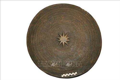 Tâm mặt trống có hình ngôi sao 10 cánh nhọn đầu, xen giữa các cánh sao trang trí hoạ tiết hình lông công đơn giản. Ảnh: Huyền Trang - TTXVN