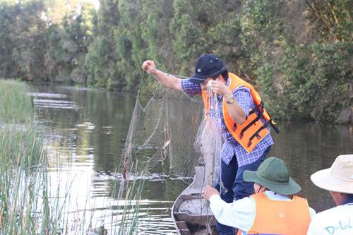 Du khách thích thú với thành quả của mình