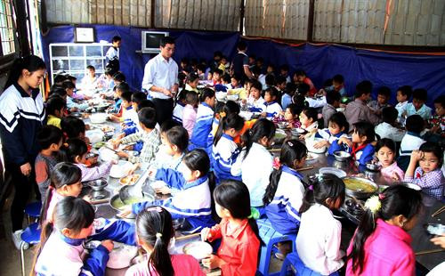 Bữa ăn của các em học sinh trường Phổ thông DTBT Tiểu học số 1 xã Ta Gia. Ảnh: Việt Hoàng - TTXVN Bữa ăn của các em học sinh trường Phổ thông DTBT Tiểu học số 1 xã Ta Gia. Ảnh: Việt Hoàng - TTXVN