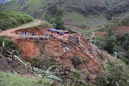Ngôi nhà của hộ nghèo Đặng Văn Ghệt, thôn Lùng Thóa, xã Minh Sơn, huyện Bắc Mê (Hà Giang) bị gió lốc làm đổ sập hoàn toàn. Ảnh: Phi Anh-TTXVN phát Ngôi nhà của hộ nghèo Đặng Văn Ghệt, thôn Lùng Thóa, xã Minh Sơn, huyện Bắc Mê (Hà Giang) bị gió lốc làm đổ sập hoàn toàn. Ảnh: Phi Anh-TTXVN phát