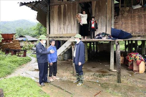 Chủ tịch UBND tỉnh Hà Giang Nguyễn Văn Sơn thăm hỏi, tặng quà động viên các hộ trên địa bàn huyện Bắc Mê bị thiệt hại nặng do thiên tai gây ra. Ảnh: Phi Anh-TTXVN Chủ tịch UBND tỉnh Hà Giang Nguyễn Văn Sơn thăm hỏi, tặng quà động viên các hộ trên địa bàn huyện Bắc Mê bị thiệt hại nặng do thiên tai gây ra. Ảnh: Phi Anh-TTXVN
