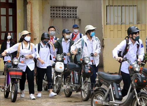 100% học sinh thực hiện nghiêm việc đeo khẩu trang khi đến trường đi học trở lại. Ảnh: An Đăng - TTXVN 100% học sinh thực hiện nghiêm việc đeo khẩu trang khi đến trường đi học trở lại. Ảnh: An Đăng - TTXVN