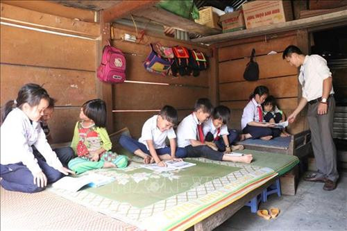 Học sinh ở lại trường được thầy giáo hướng dẫn học tập. Ảnh: Tuấn Anh – TTXVN Học sinh ở lại trường được thầy giáo hướng dẫn học tập. Ảnh: Tuấn Anh – TTXVN