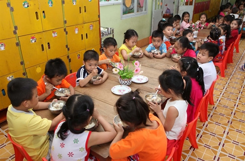 Bữa ăn trưa của trẻ 5 tuổi trường Mầm non Tuổi Thơ, thành phố Bạc Liêu. Bữa ăn trưa của trẻ 5 tuổi trường Mầm non Tuổi Thơ, thành phố Bạc Liêu.