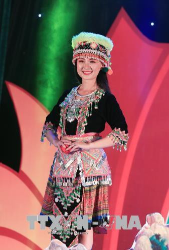 Phần trình diễn trang phục dân tộc Raglai đến từ tỉnh Khánh Hoà. Ảnh: Trọng Đạt -TTXVN Trang phục truyền thống của phụ nữ Raglai. Phần trình diễn trang phục dân tộc Mông đến từ tỉnh Nghệ An. Ảnh: Trọng Đạt -TTXVN