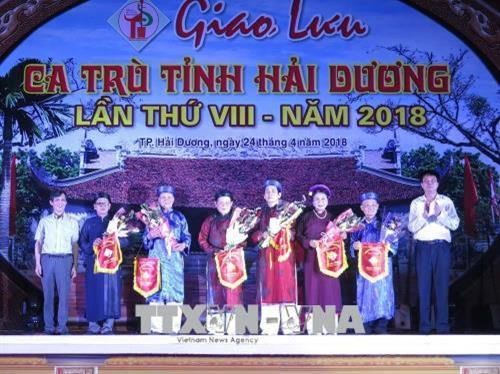 Trao tặng hoa và cờ lưu niệm cho các câu lạc bộ tham gia chương trình giao lưu. Ảnh: Mạnh Minh- TTXVN Trao tặng hoa và cờ lưu niệm cho các câu lạc bộ tham gia chương trình giao lưu. Ảnh: Mạnh Minh- TTXVN