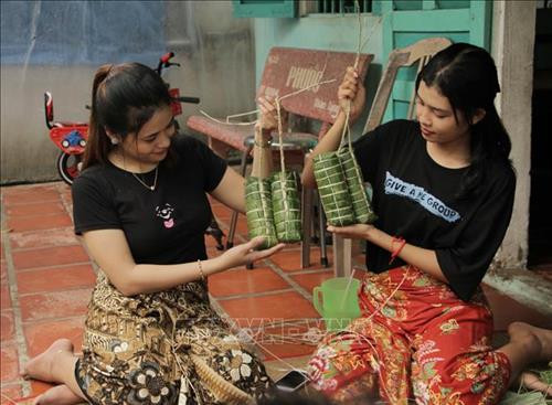 Bánh Tét được gói bằng tay để làm lễ cúng tổ tiên của đồng bào Khmer Nam bộ. Ảnh: Chanh Đa – TTXVN