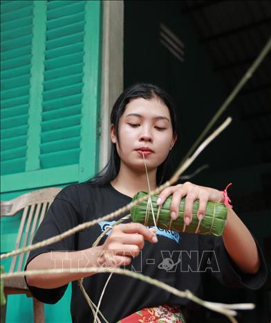 Bánh Tét được gói bằng tay để làm lễ cúng tổ tiên của đồng bào Khmer Nam bộ. Ảnh: Chanh Đa – TTXVN