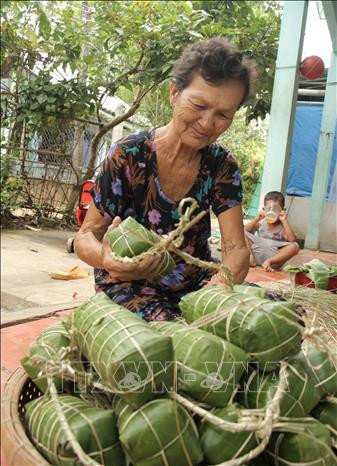 Bánh Tét được gói bằng tay để làm lễ cúng tổ tiên của đồng bào Khmer Nam bộ. Ảnh: Chanh Đa – TTXVN