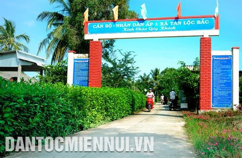 Các tuyến đường giao thông liên ấp, liên xã được bê tông hóa, đáp ứng tiêu chí nông thôn mới tại xã Tân Lộc Bắc, huyện Thới Bình. Ảnh: Phúc Thanh