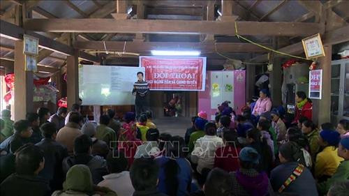 Một buổi đối thoại giữa người dân huyện miền núi Bá Thước, tỉnh Thanh Hóa với Trung tâm Hỗ trợ Phát triển vì Phụ nữ và Trẻ em Việt Nam về thực hiện dự án “Quản lý cộng đồng trong chương trình mục tiêu Quốc gia xây dựng nông thôn mới". Ảnh: Nguyễn Nam-TTXVN