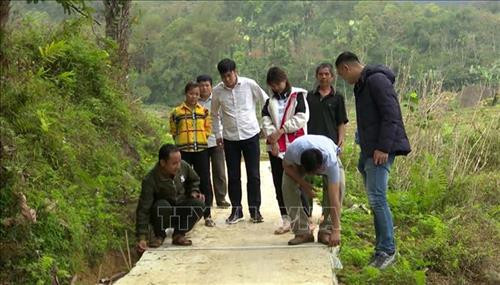 Người dân huyện miền núi Bá Thước, tỉnh Thanh Hóa cùng chung sức mở rộng đường giao thông, góp phần xây dựng nông thôn mới. Ảnh: Nguyễn Nam-TTXVN