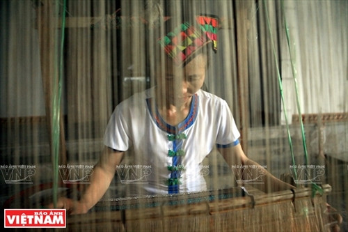 Khu rừng săng lẻ cổ thụ có diện tích hơn 70 ha, thuộc Vườn quốc gia Pù Mát.Thời điểm thích hợp để khám phá vẻ đẹp cánh rừng săng lẻ thường vào mùa Hè và mùa Thu. Hai nữ du khách Pháp biết đến Vườn quốc gia Pù Mát qua internetvà họ tự lên kế hoạch sang Việt Nam để khám phá vẻ đẹp núi rừng nơi đây. Thác Khe Kèm là điểm đến mà du khách không thể bỏ qua khi đến thăm Pù Mát. Theo thống kê của UBNDhuyện Con Cuông, trong năm 2016 có hơn 45.000 lượt du khách trong và ngoài nước đã ghé thăm nơi đây. Bia Ma Nhai (tên đầy đủ: Ma Nhai kỷ công bia văn) được khắc trực tiếp trên núi đá Thành Nam, xã Chi Khê,huyện Con Cuông (Nghệ An), ghi dấu chiến thắng quân Ai Lao của Thái thượng hoàng Trần Minh Tông (1300-1357).Văn bia này do Hoàng giáp Nguyễn Trung Ngạn (1289-1370) soạn thảo và cho khắc vào mùa Đông năm Ất Hợi (1335).Trải qua hơn 7 thế kỷ, những nét khắc trên núi đá vẫn trường tồn với thời gian. Du khách thích thú ghi lại hình ảnh nhũ đá có hình thù độc đáo bên cạnh bia Ma Nhai. Rừng nguyên sinh Pù Mát có hệ thực vật đa dạng, phong phú với gần 2.500 loài, thuộc 160 họ, trong đó có nhiều loài đặc hữu. Du khách đến thăm bản Xiềng (xã Môn Sơn, huyện Con Cuông) khám phá nghề dệt thổ cẩm của bà con dân tộc Thái. Du khách Brian Bean (Mỹ) thích thú tìm mua những sản phẩm thổ cẩm truyền thống của người Thái ở bản Xiềng. Những cô gái Thái ở bản Rạn (thị trấn Con Cuông) biểu diễn những điệu múa truyền thống phục vu du khách. Món tôm khe hấp là một trong những đặc sản nổi tiếng của sông Giăng. Món canh cá Mát sông Giăng ngon nổi tiếng ở vùng Con Cuông.