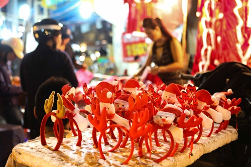 Sản phẩm quen thuộc trong mỗi mùa Giáng sinh đã được bày bán rất nhiều trên phố Hàng Mã. Sản phẩm quen thuộc trong mỗi mùa Giáng sinh đã được bày bán rất nhiều trên phố Hàng Mã.