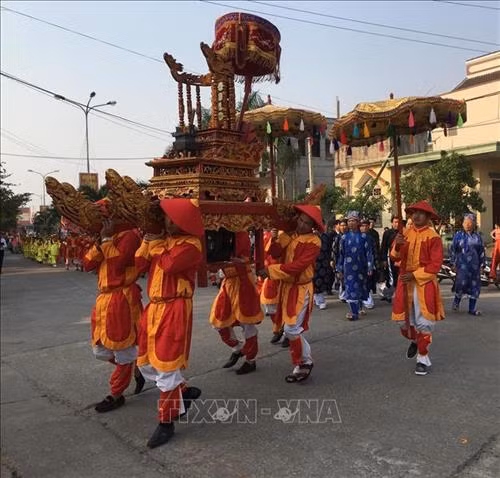Rước kiệu trong lễ hội Cầu ngư tại làng biển Cảnh Dương. Ảnh: Đức Thọ - TTXVN