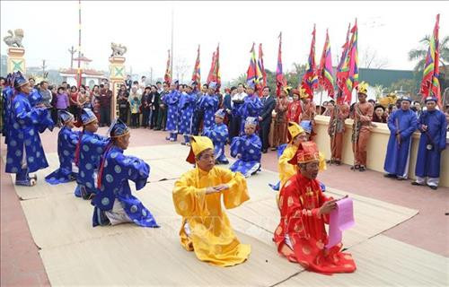 Các cụ thực hành các nghi thức tế lễ. Ảnh: Trung Kiên – TTXVN