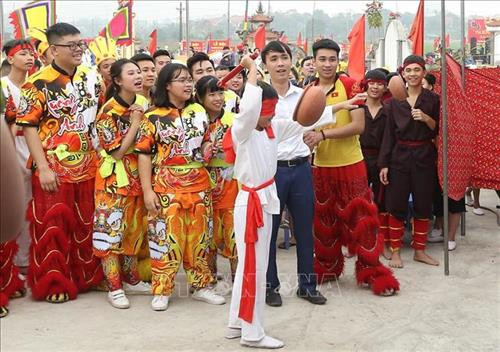 Đông đảo người dân tham gia các trò chơi dân gian tại lễ hội. Ảnh: Trung Kiên – TTXVN.