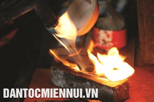 Trước khi chế tác, người thợ thủ công thường cân bạc trên một chiếc cân ly tự chế để định lượng. Người Nùng dùng đèn khò làm nung chảy bạc trước khi tạo hình.